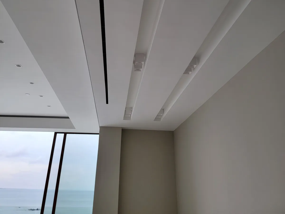 Cielo raso de gypsum a dos niveles con cajón de luz y difusor lineal oculto